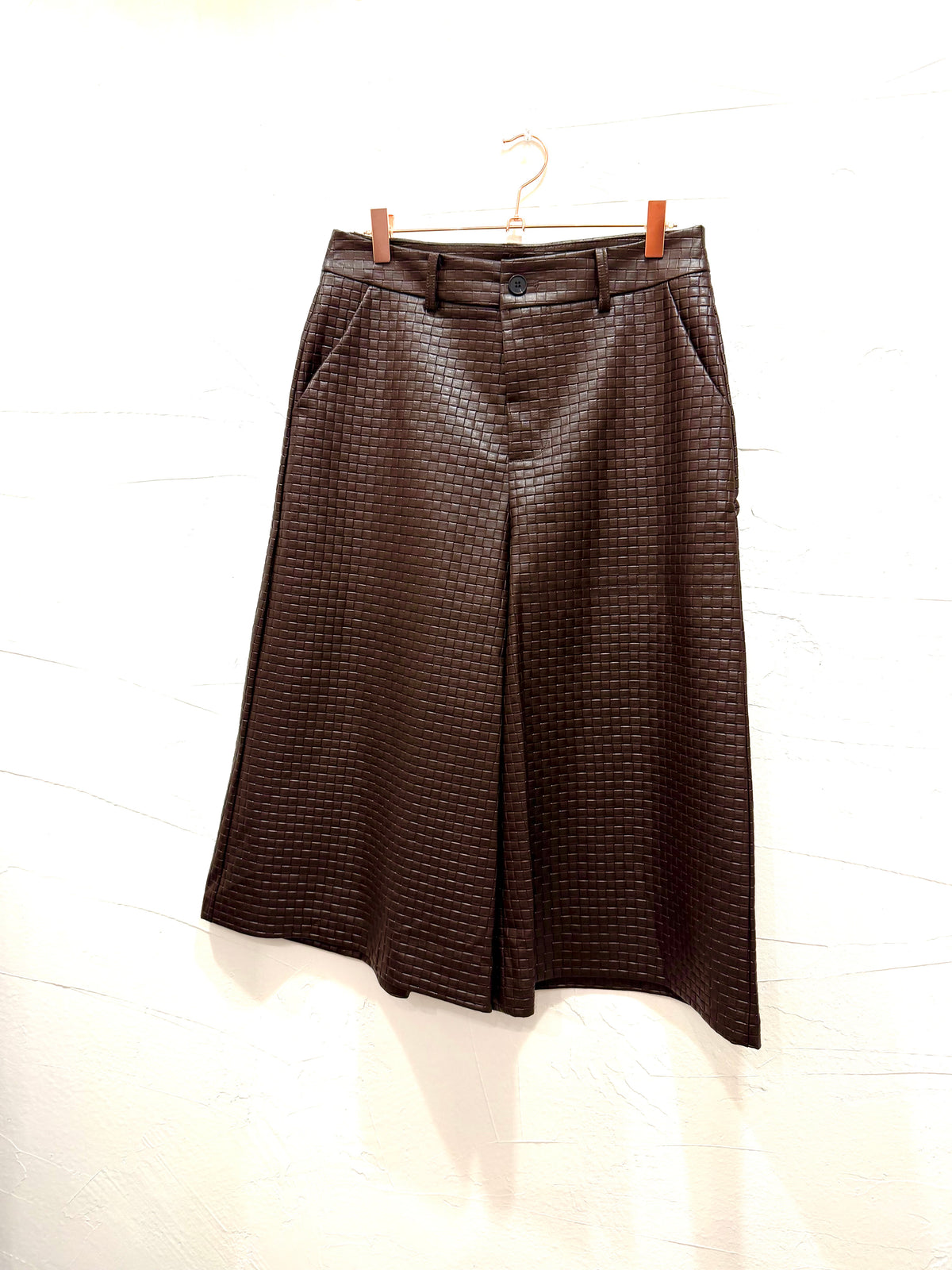 BERMUDA POLIPIEL TROQUELADA